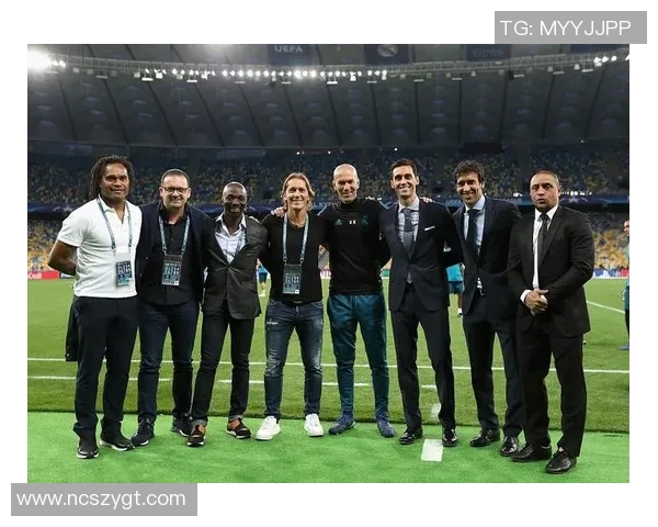 球星齐聚一堂共同合影展现足球荣耀与激情瞬间